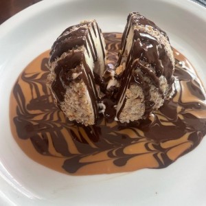 Misterio Relleno de Ferrero Rocher, Apanado con Nueces Variadas sobre Salsa de Caramelo