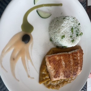 Filete de Salmon sobre Chutney de Mango en Salsa de Pimienta Rosada