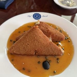 Queso Frito apanado servido en salsa de Pimienta