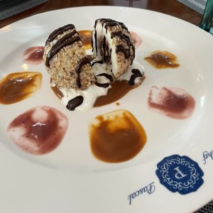 Misterio Relleno de Ferrero Rocher,apanado con Nueces vareadas sobre salsa de Caramelo
