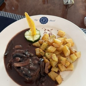 Filete de Res con Trio de Hongos y romero fresco,en Salsa de vino Bordeaux