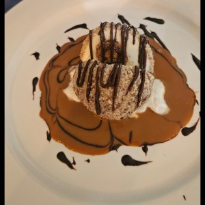 Misterio Relleno de Ferrero Rocher,apanado con Nueces vareadas sobre salsa de Caramelo