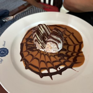 Misterio Relleno de Ferrero Rocher,apanado con Nueces vareadas sobre salsa de Caramelo