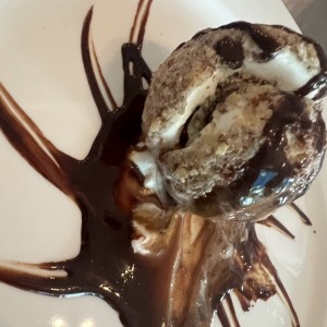 Misterio Relleno de Ferrero Rocher,apanado con Nueces vareadas sobre salsa de Caramelo