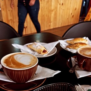 capuchino y empanadas de guayaba