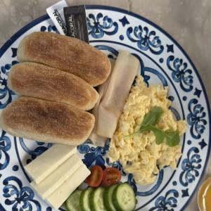 Desayuno con huevos revueltos