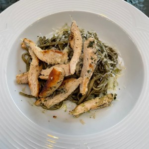 Pasta al pesto con pollo
