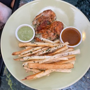 Pollo tropical a la planca con yuquitas 