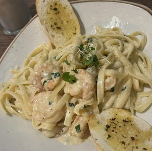 Pasta alfredo con camarones