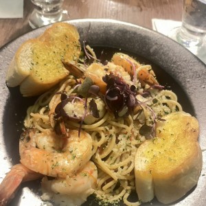 Pasta al olió con langostinos