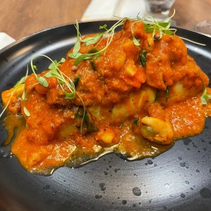 Corvina a la marinera en salsa roja