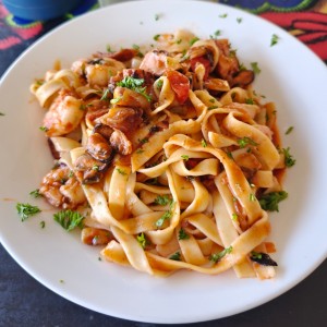 Fetuccine de mixto salsa roja