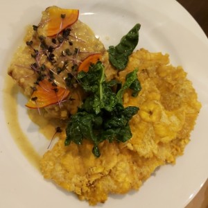 dorado al curry con patacones