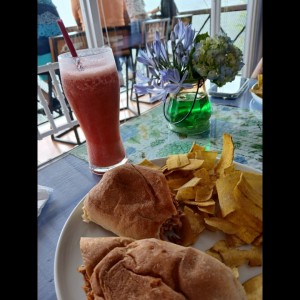 Emparedado de Pernil deshilachado 