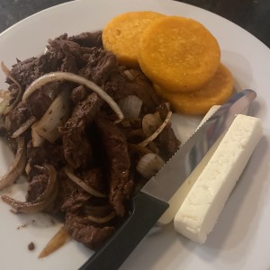Desayuno Tipico - bistec encebollado con tortilla y queso