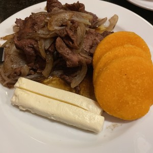 Desayuno tipico - bistec encebollado con tortillas y queso blanco