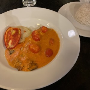 Corvina en crema de ajo con tomate confitado
