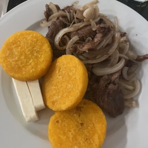 Desayuno Tipico - bistec encebollado con tortillas y queso blanco