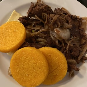 Bistec encebollado con tortilla y queso blanco