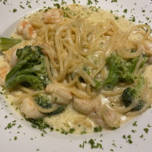 Pasta con camarones y broccoli en salsa blanca