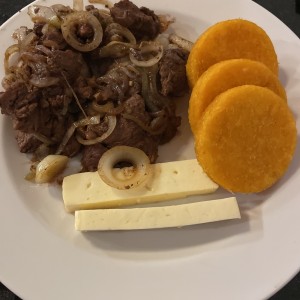 Bistec encebollado con tortilla y queso blanco
