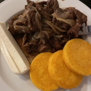 Bistec encebollado con tortilla y queso blanco