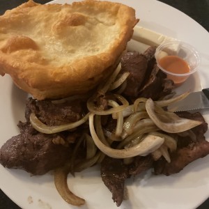 Encebollado con hojaldre