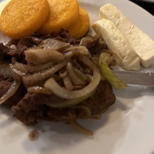 Bistec encebollado con tortilla y queso blanco