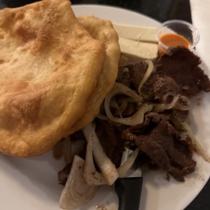Encebollado con hojaldres y queso blanco