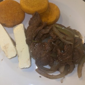 Bistec encebollado con tortilla y queso blanco