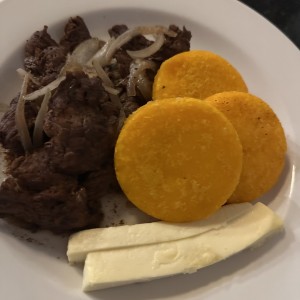 Bistec encebollado con tortilla y queso blanco