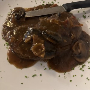 Filete de res en salsa de hongos y tocino