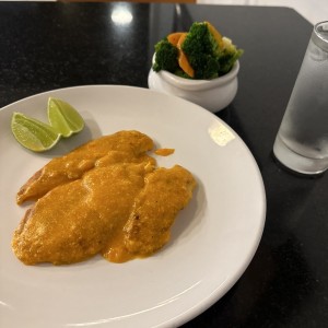 Corvina al ajillo con vegetales salteados