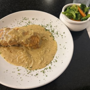 Salmon en salsa de moztaza y miel con vegetales salteados