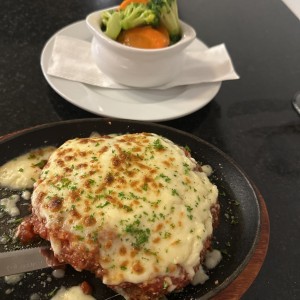 Milanesa de res a la parmesana con vegetales salteados