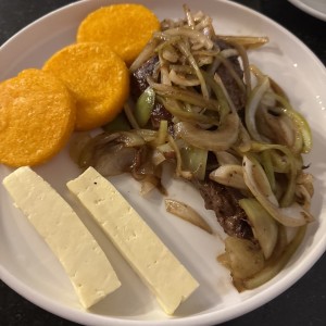 Filete de res encebollado - desayuno 