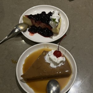 Cheesecake de Frutos Rojos y flan de la casa