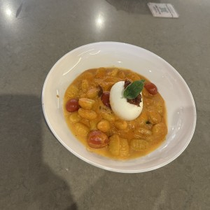 Gnochis a la sorrentina con burrata