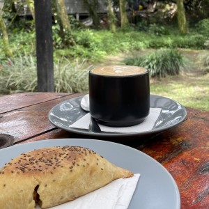 Empanada y cappuccino
