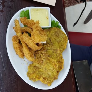 Pechuguitas de pollo apanadas con patacones