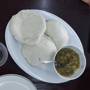 Berenjenas en vinagreta con pan pita