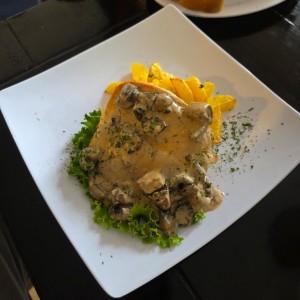 Pollo en salsa de hongos