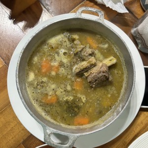 Sopa de costilla de res