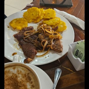 hígado con patacones 