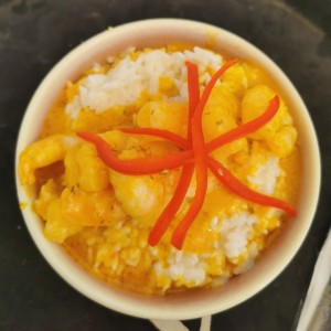 PLATOS FUERTES - Camarones al ajillo con vino y arroz con coco
