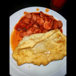 Salchicha guisada con hojaldre