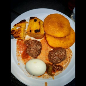 Bolita de carne guisada, huevo hervido, anillo y tortilla de maiz
