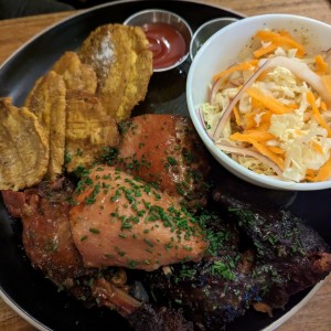 Pollo asado con patacones