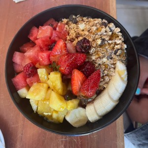 Desayuno de frutas de temporada y yogur