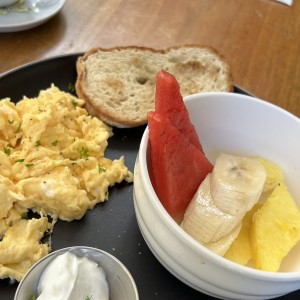 Huevos con tostada y fruta